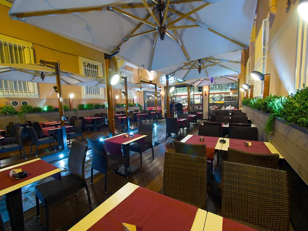 Alessandro Palace & Bar Rom Hostel