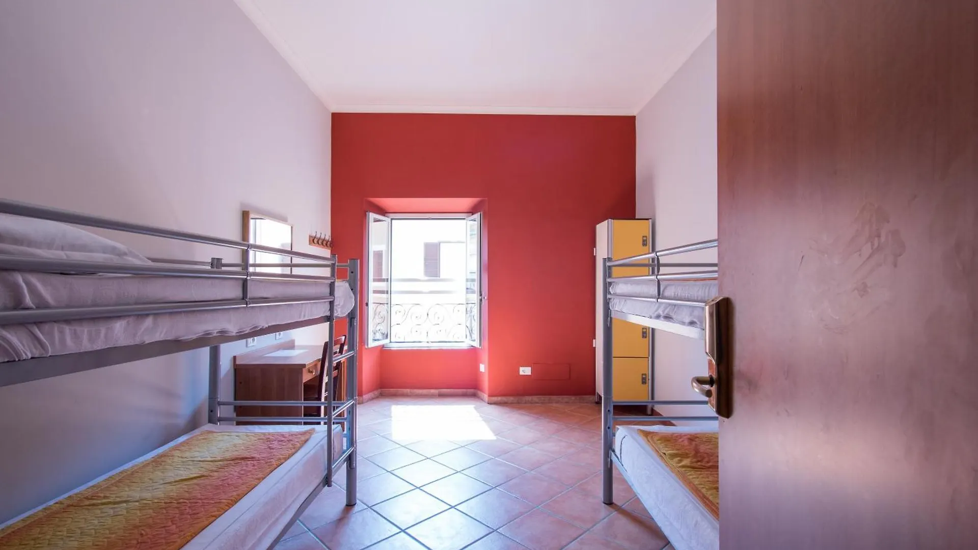 Alessandro Palace & Bar Rom Hostel