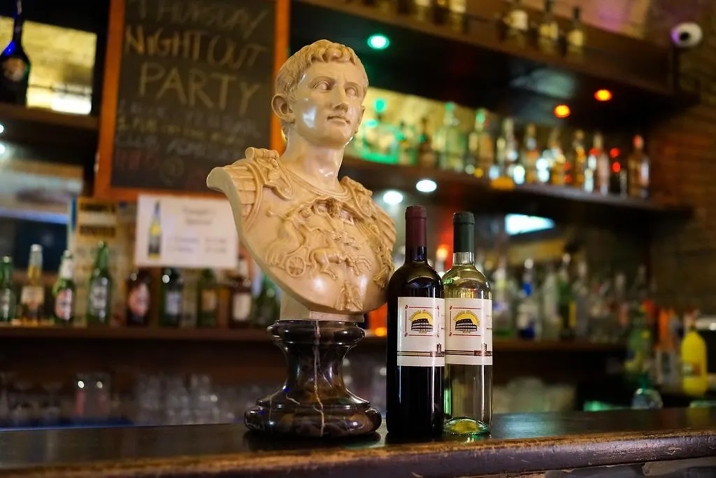 Alessandro Palace & Bar Rom Hostel